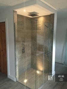 Installation de douche en céramique avec fils chauffant et drain linéaire