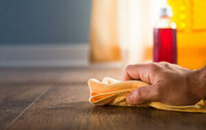 Image d'une personne qui termine le travail de pose de céramique (céramique pour douche / céramique pour salle de bain)